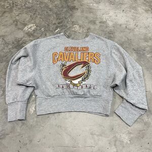 NBA Sweater Women's Size Large Crop Crew Neck Cleveland Cavaliers Basketball Top
